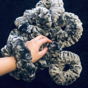 γούνινο scrunchie