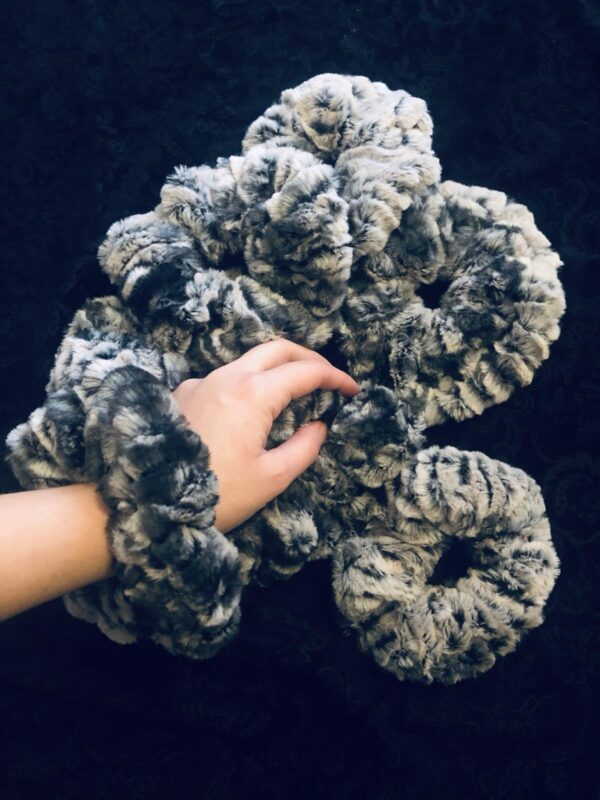 γούνινο scrunchie